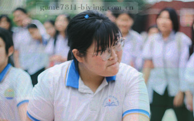 球场中圈标志与金色彩带线条